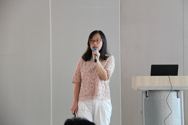 沃爾沃建筑設(shè)備北大區(qū)銷售總監(jiān)鄭峻進行市場分析及半年業(yè)績回顧。