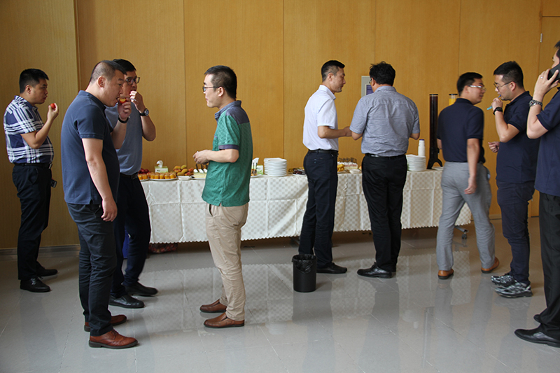 沃家人們親切交談中。