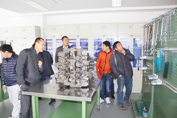 與會(huì)嘉賓參觀濟(jì)南天業(yè)