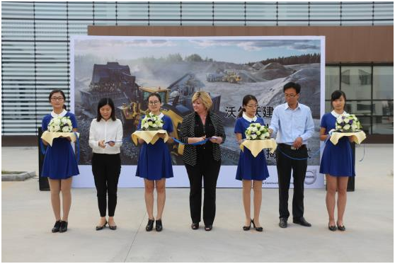 L180H裝載機(jī)揭幕儀式上，與會(huì)嘉賓廣泛參與到L180H裝載機(jī)的繞機(jī)講解及試乘試駕中。