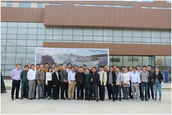 L180H裝載機(jī)揭幕儀式上，與會(huì)嘉賓廣泛參與到L180H裝載機(jī)的繞機(jī)講解及試乘試駕中。