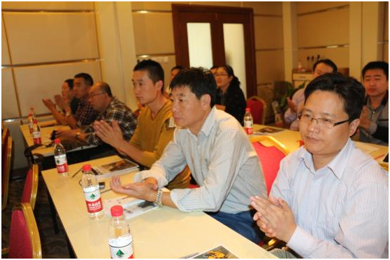 L180H裝載機(jī)揭幕儀式上，與會(huì)嘉賓廣泛參與到L180H裝載機(jī)的繞機(jī)講解及試乘試駕中。