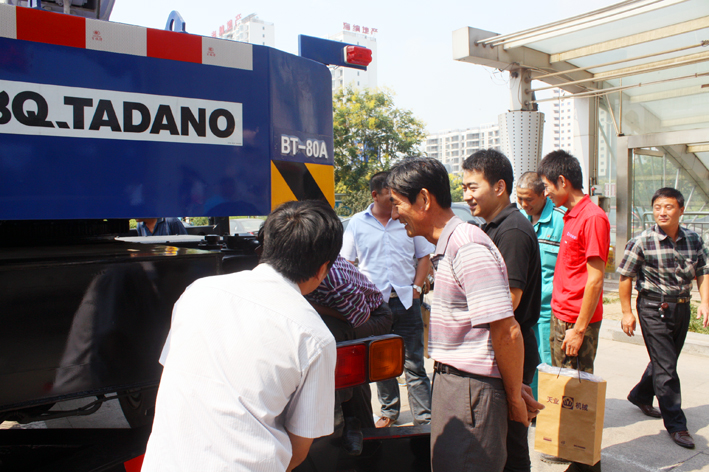 與會嘉賓現(xiàn)場觀摩樣機(jī)