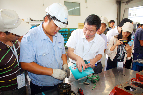 與會領(lǐng)導(dǎo)及代表參觀濟(jì)南天業(yè)