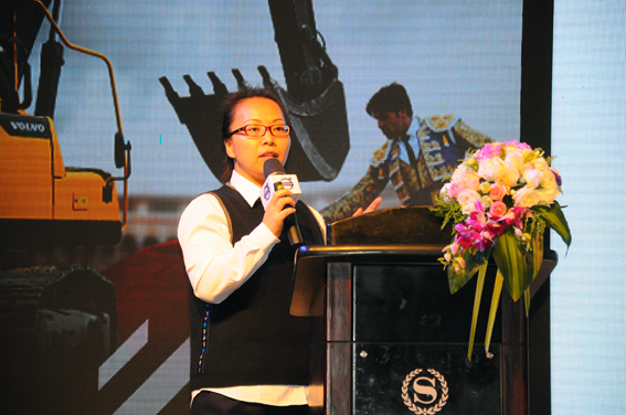 沃爾沃建筑設(shè)備（中國）有限公司區(qū)域經(jīng)理肖文新女士介紹沃爾沃集團(tuán)及建筑設(shè)備